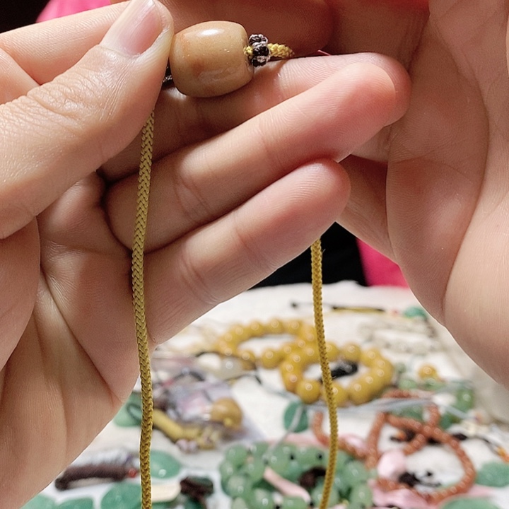 密玉（石英质玉）颈饰未镶嵌