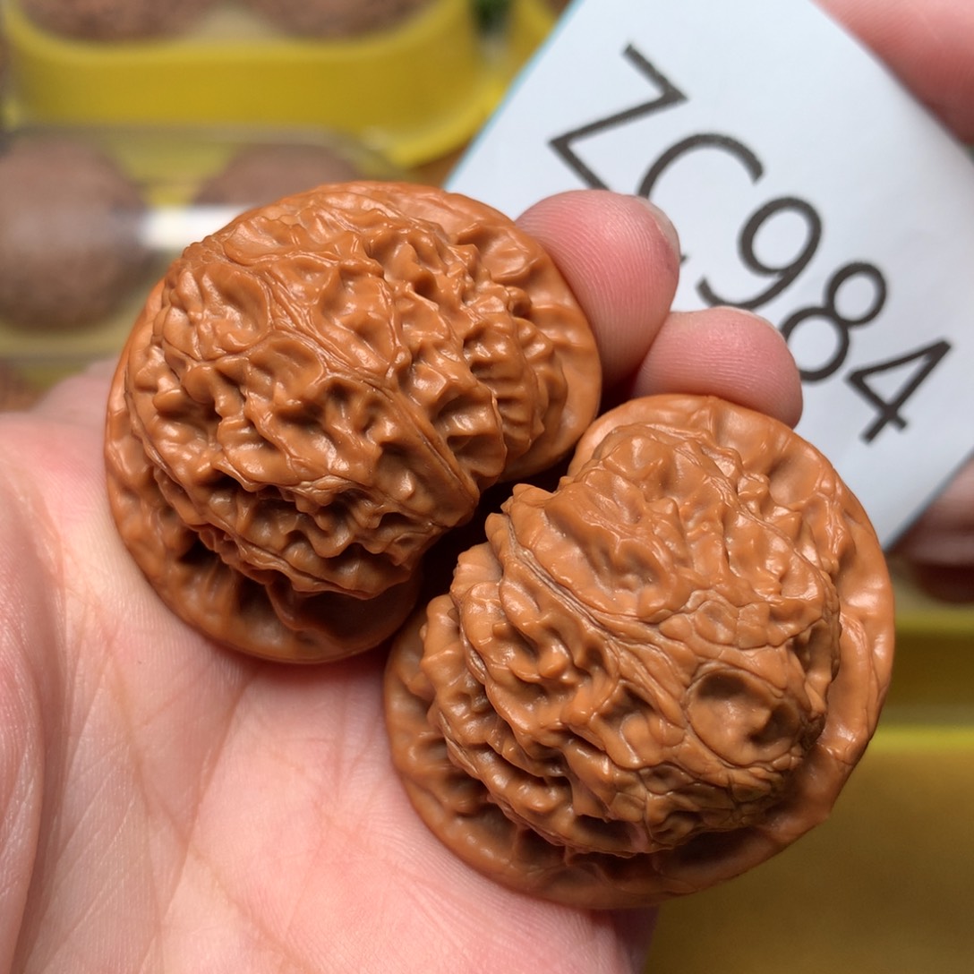文玩核桃把件红皮桃心宫灯40