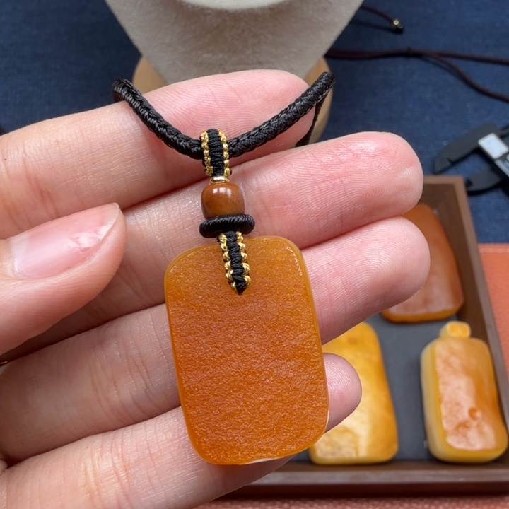 蜜蜡未镶嵌吊坠(赠链)