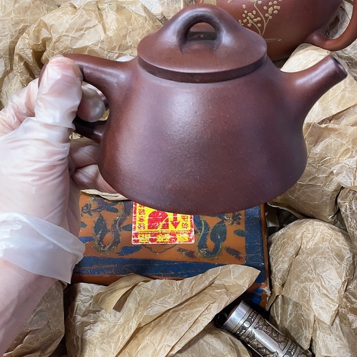 茶壶紫砂原矿泥料，手工制作的一把紫砂壶。