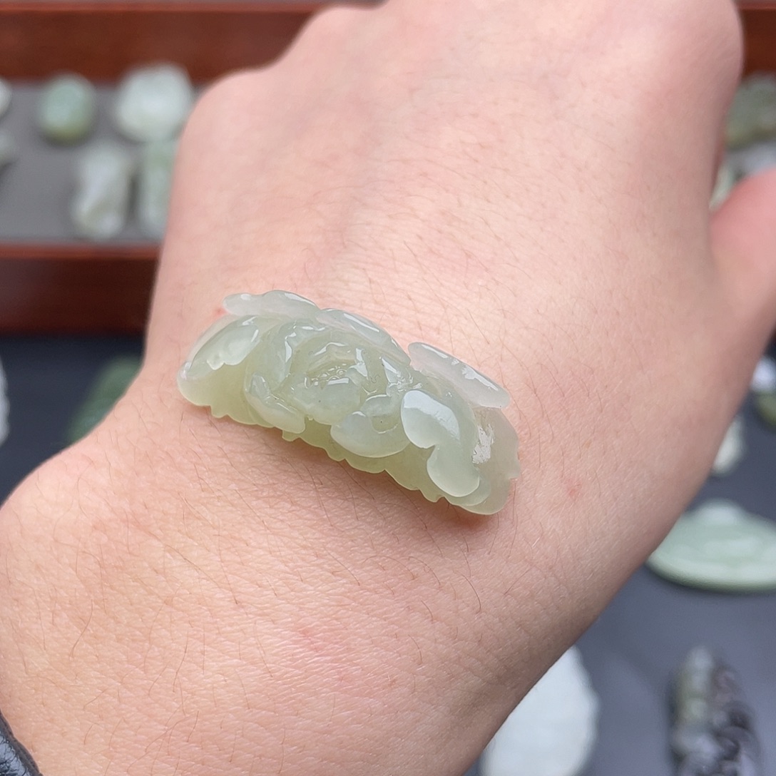 和田玉未镶嵌颈饰牡丹手牌