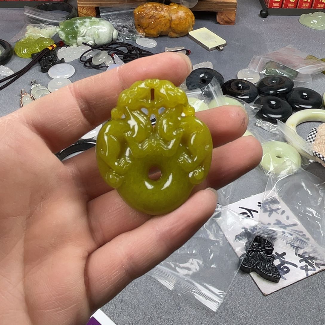 蛇纹石玉颈饰合金