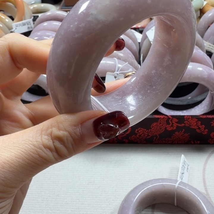 呦***呵石英质玉未镶嵌手镯