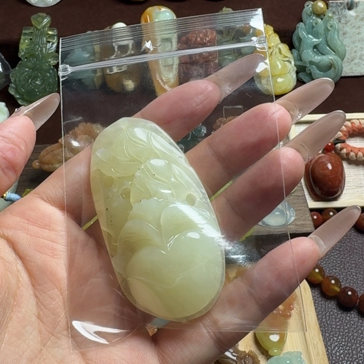 光***月蛇纹石玉未镶嵌吊坠