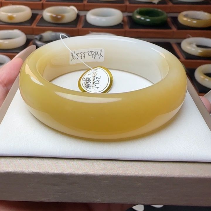 和田玉未镶嵌手镯黄金糖暖白宽胎55