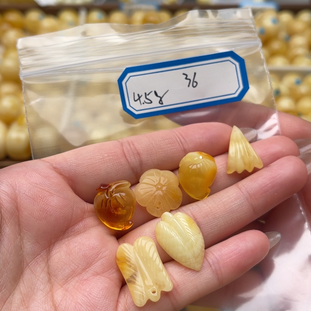 琥珀未镶嵌裸石蜜蜡吊坠笑