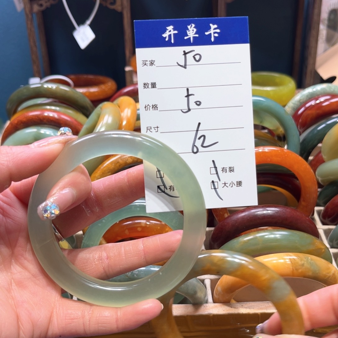 蛇纹石玉手镯未镶嵌一**?