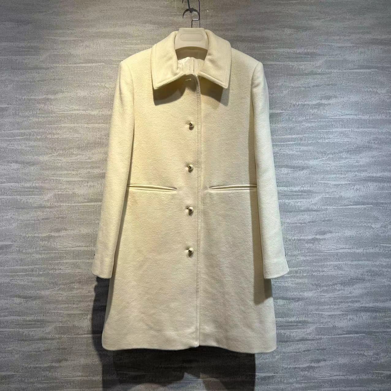 白色翻领珍珠扣大衣外套