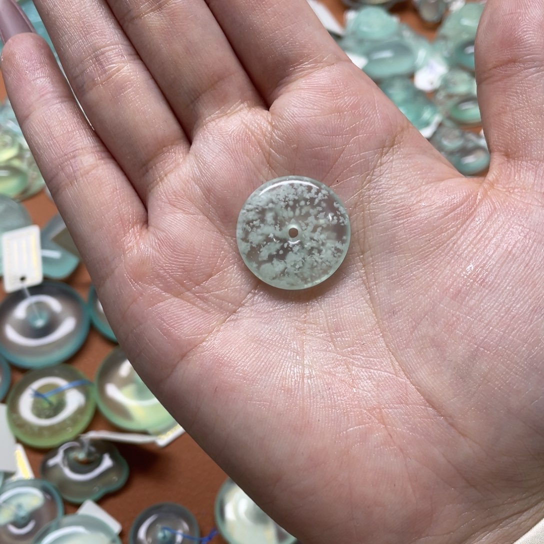 ****兔蛇纹石玉未镶嵌颈饰