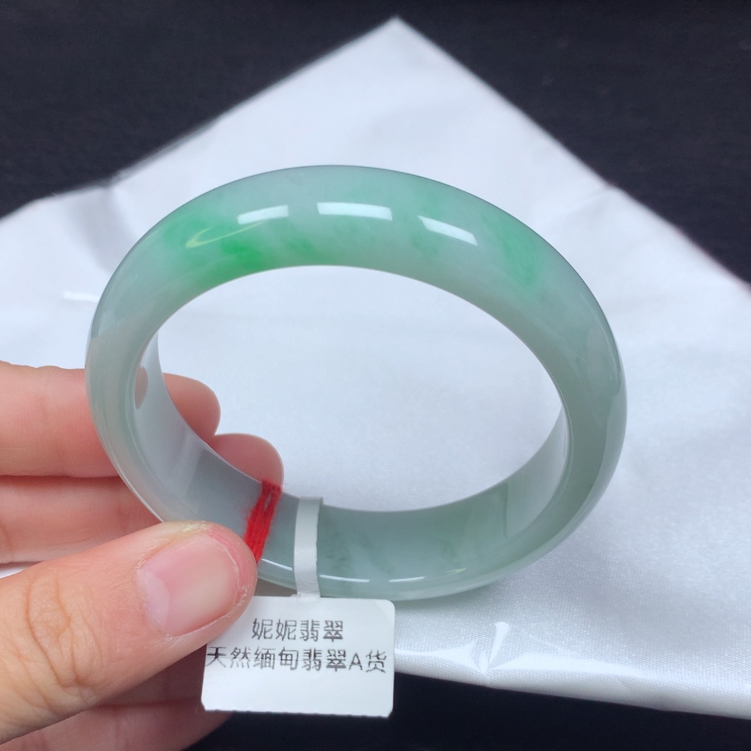 翡翠手镯未镶嵌。