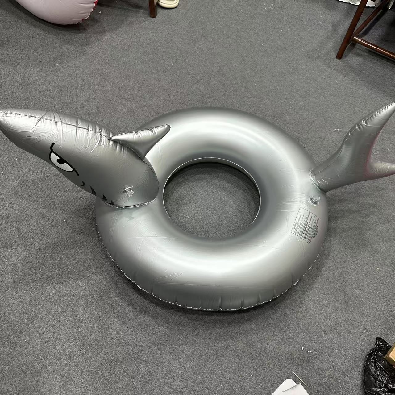 银色鲨鱼游泳圈