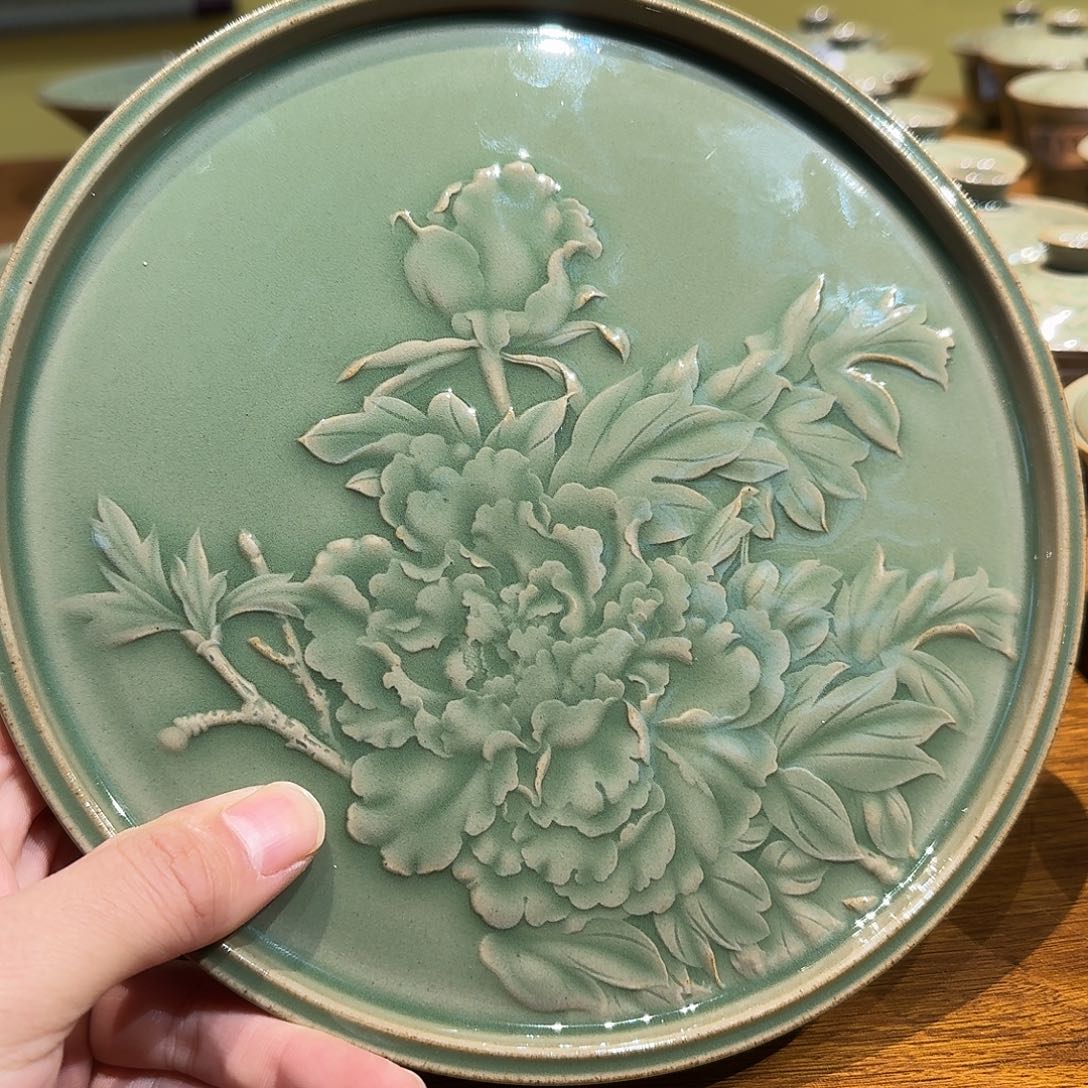 微瑕浮雕牡丹壶承赏盘一只