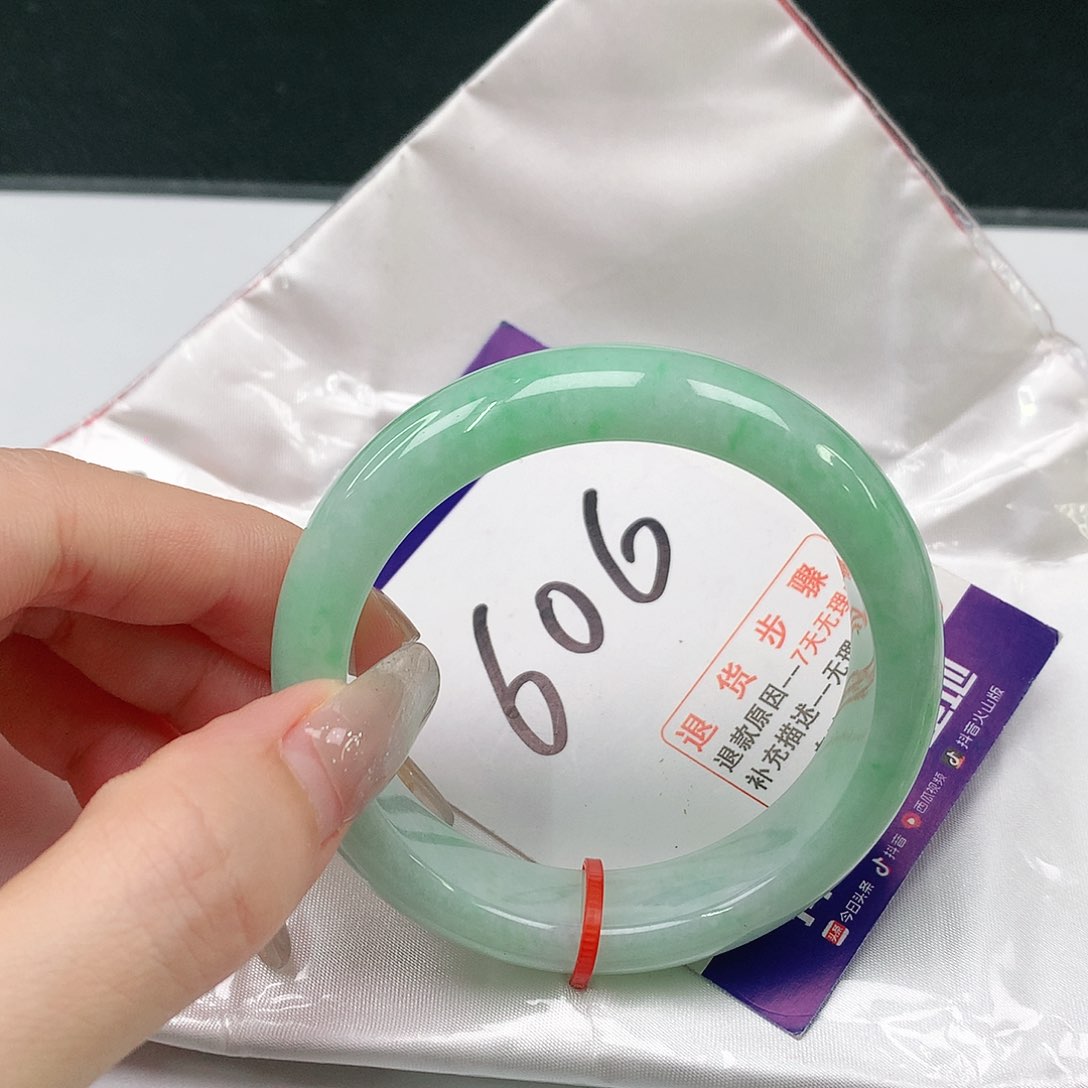 翡翠手镯未镶嵌翡翠手镯