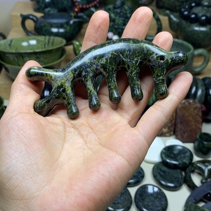 ****哥蛇纹石玉未镶嵌项链按摩梳