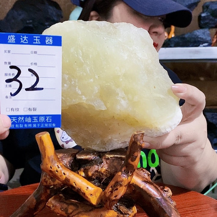 蛇纹石玉原石未镶嵌