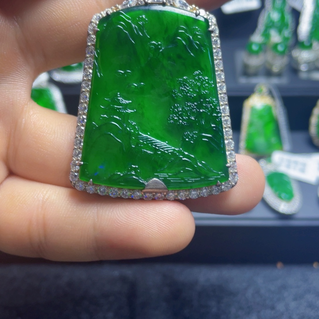 翡翠未镶嵌颈饰山水牌