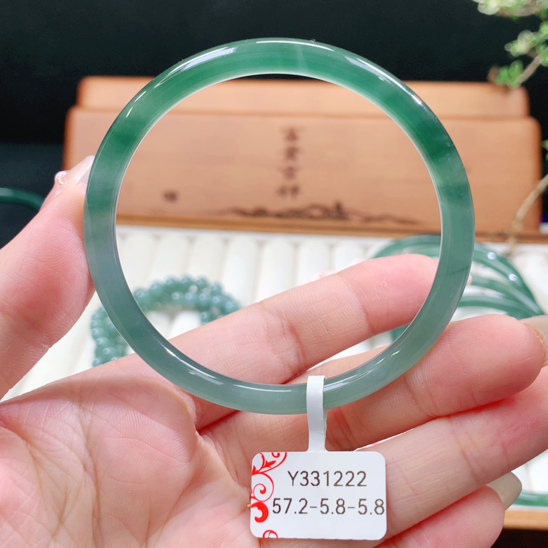 翡翠手镯未镶嵌天然