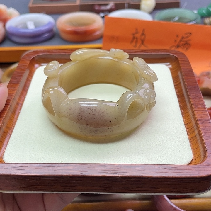 未镶嵌手镯石英质玉