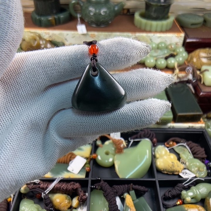 透闪石质玉未镶嵌颈饰