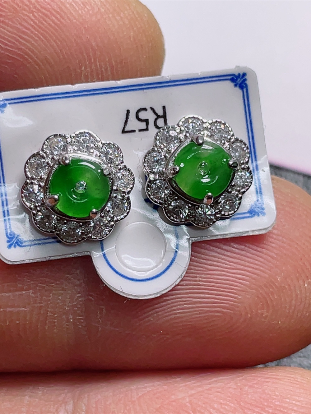 （缅甸天然翡翠A货）925银镶嵌冰种阳绿平安扣子耳钉，尺寸10-5.0