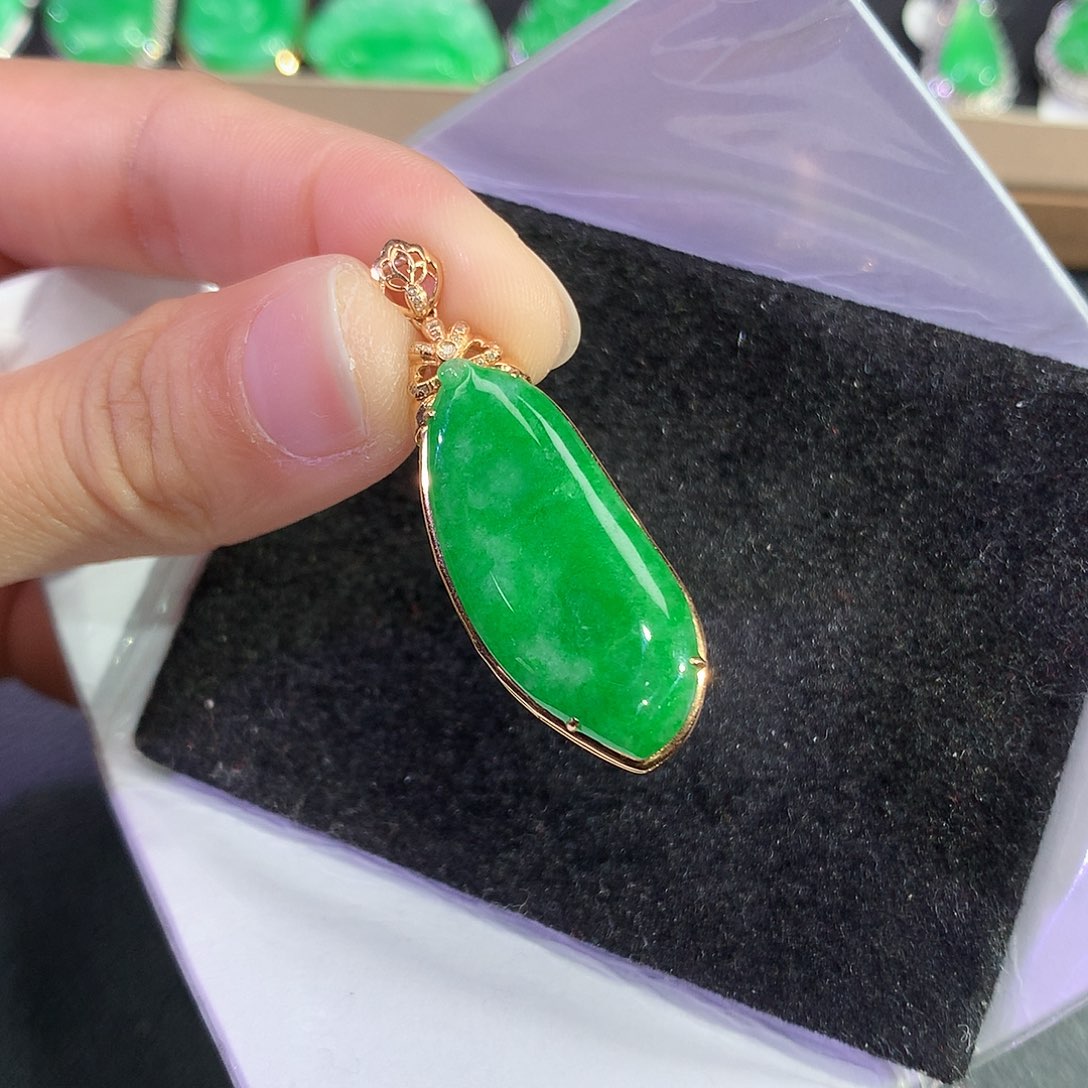 翡翠吊坠(赠链)18K金镶嵌