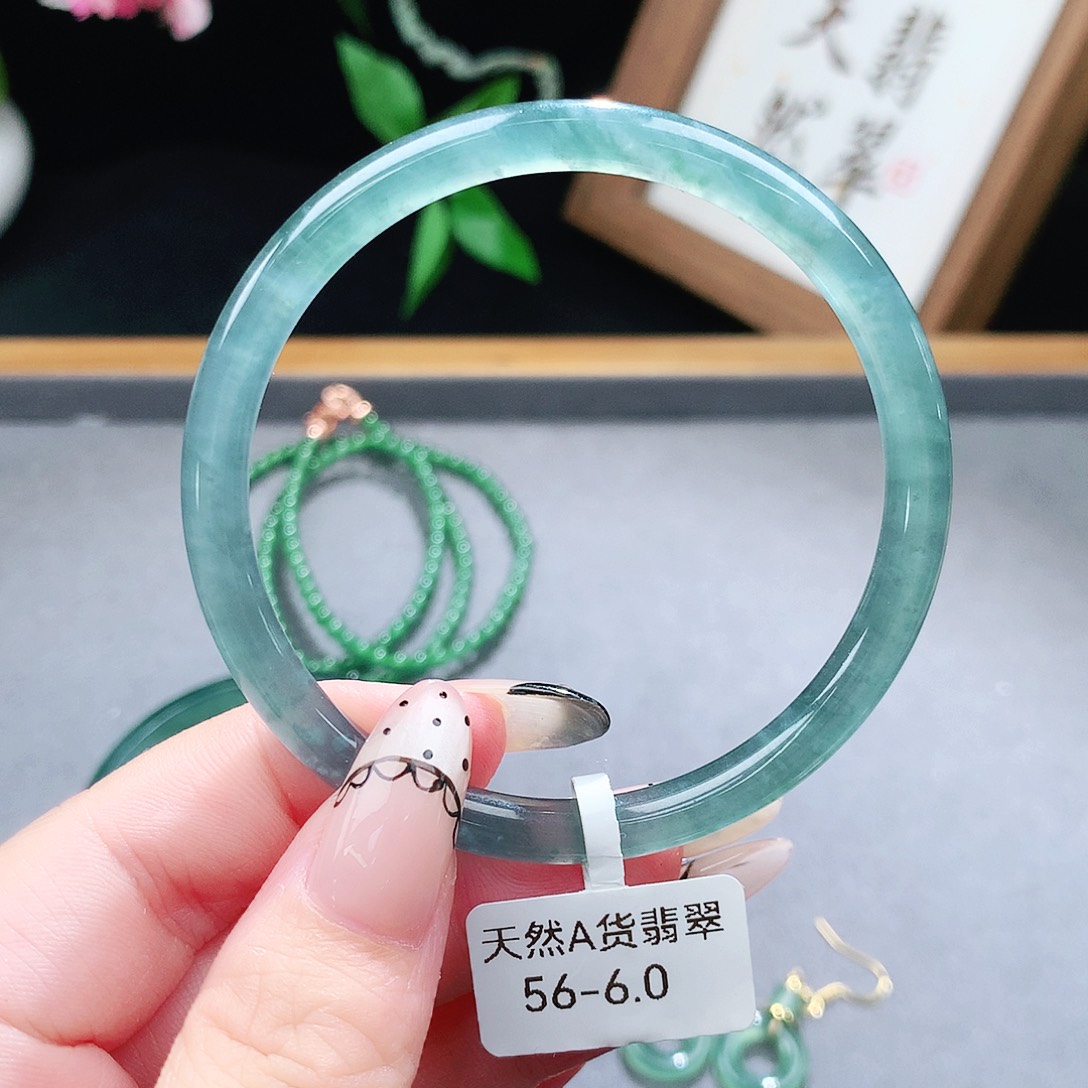 翡翠手镯（圆镯）未镶嵌
