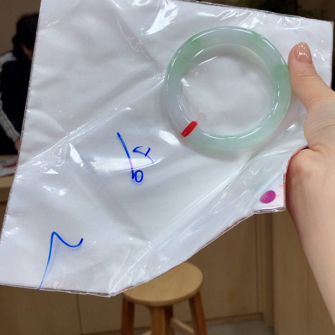 翡翠手镯未镶嵌不退不换