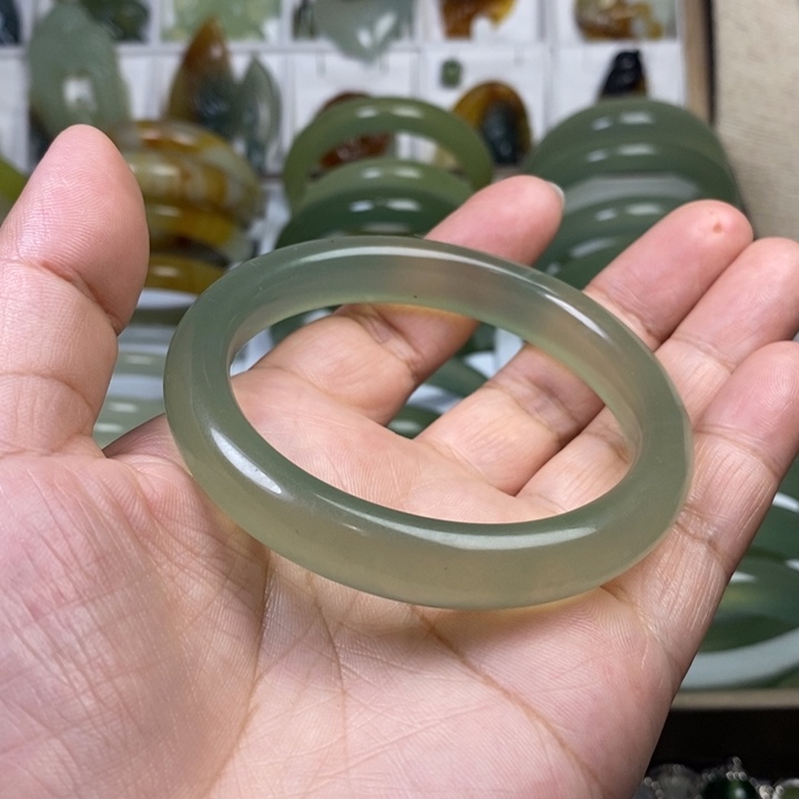 蛇纹石玉手镯未镶嵌