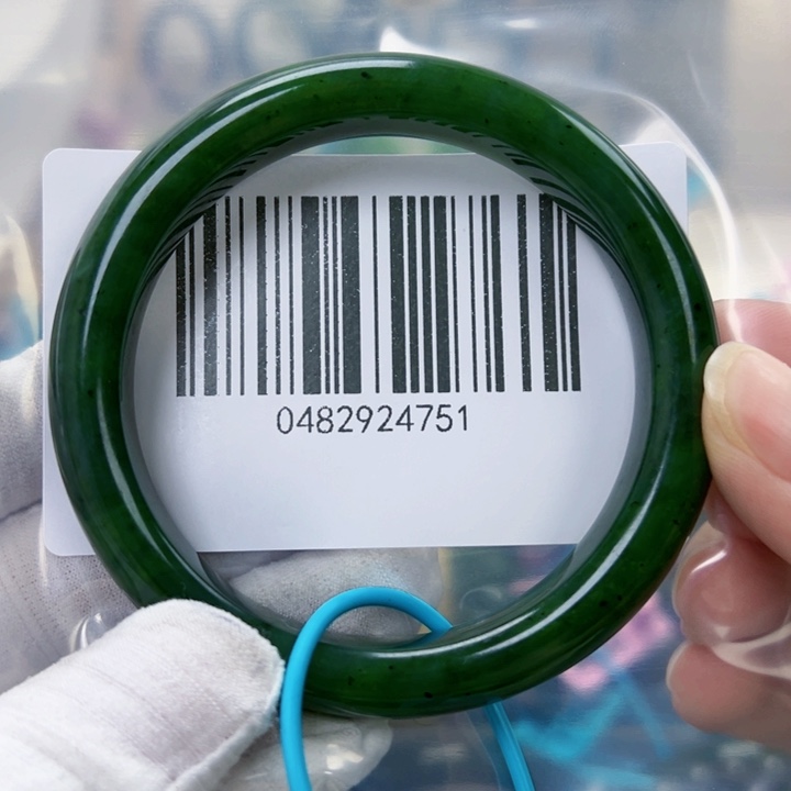 萨***娜和田玉未镶嵌手镯包容60.5