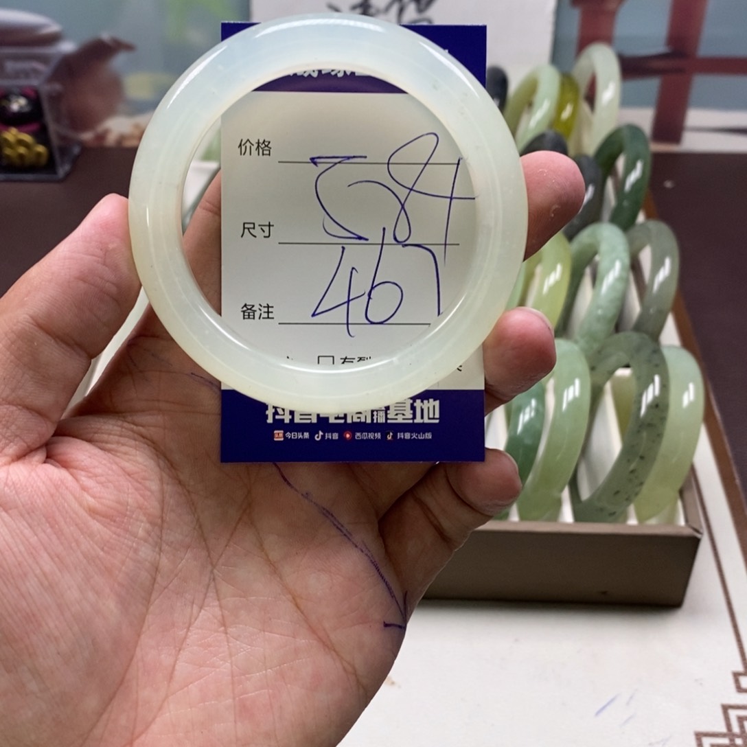 蛇纹石玉手镯未镶嵌