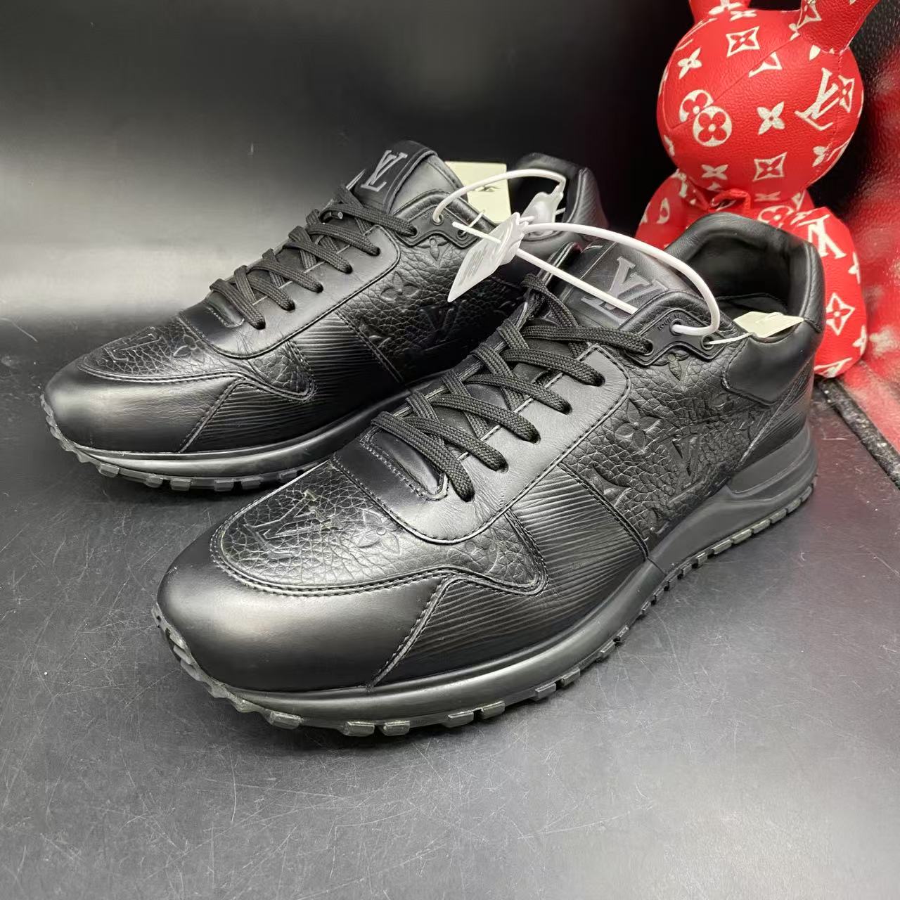 95新 LouisVuitton/路易威登 黑色压印老花运动鞋42.5欧码kke246