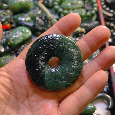 蛇纹石玉颈饰未镶嵌