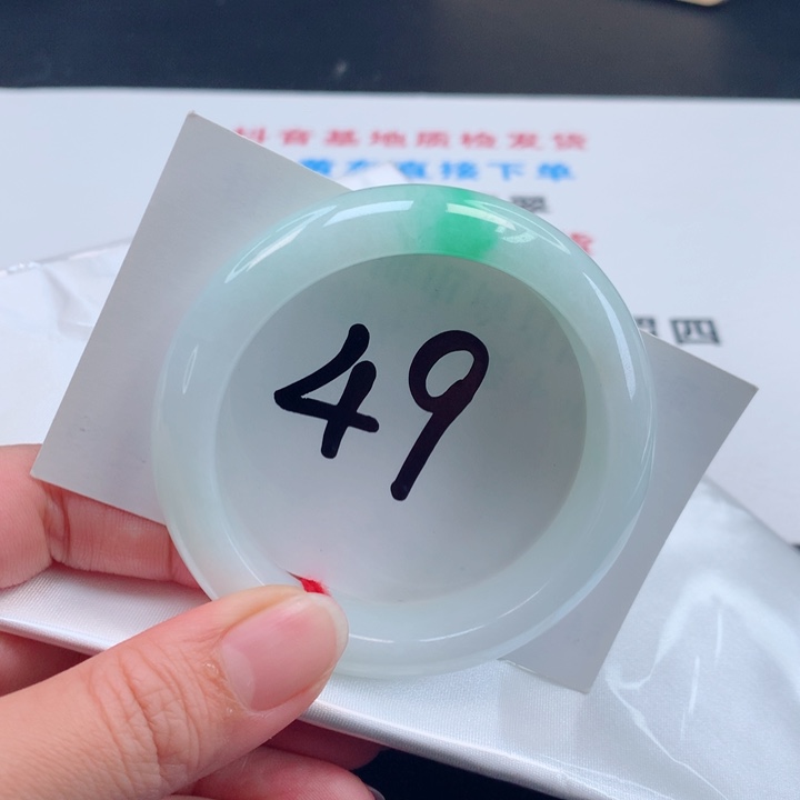 翡翠手镯未镶嵌冰