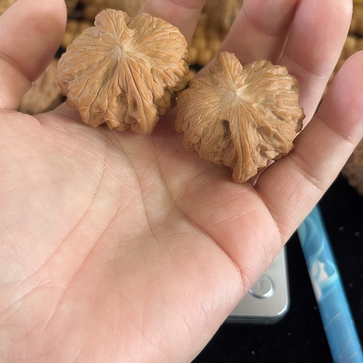 文玩核桃把件38左右微微瑕磨盘，编号021