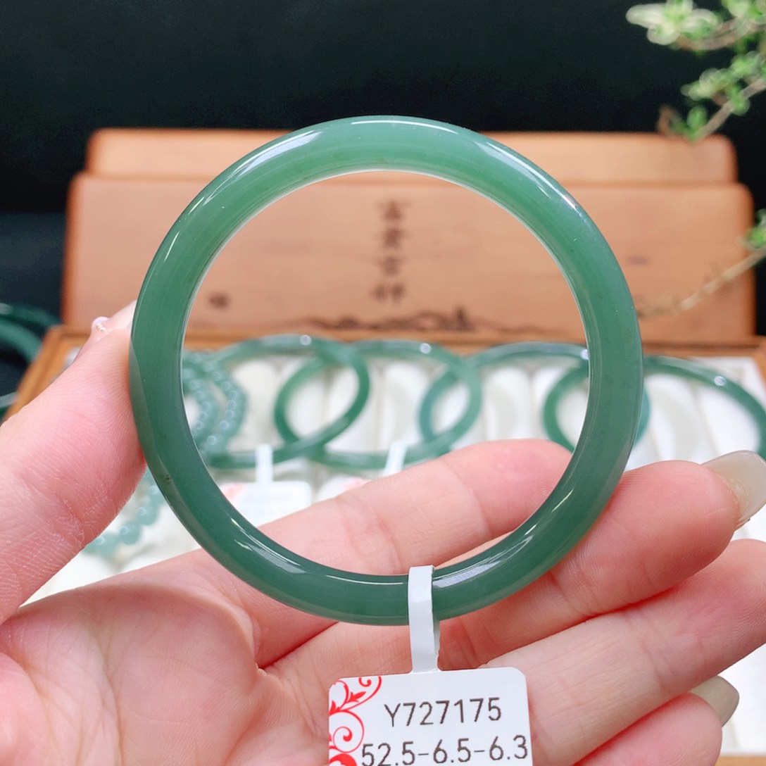 翡翠手镯未镶嵌天然