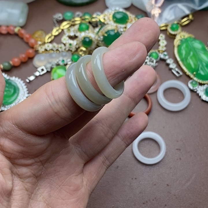 姬***泷石英质玉未镶嵌手链