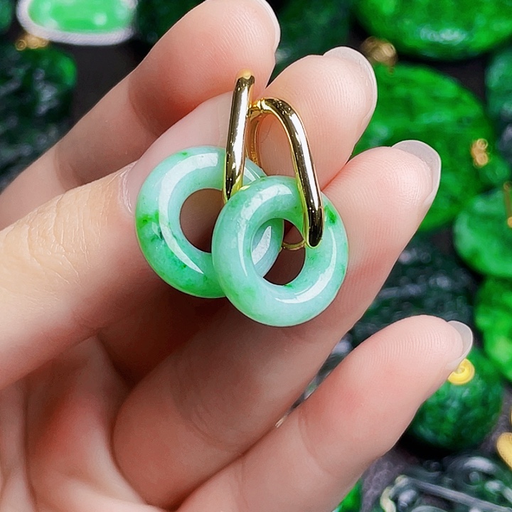 翡翠未镶嵌颈饰多样性