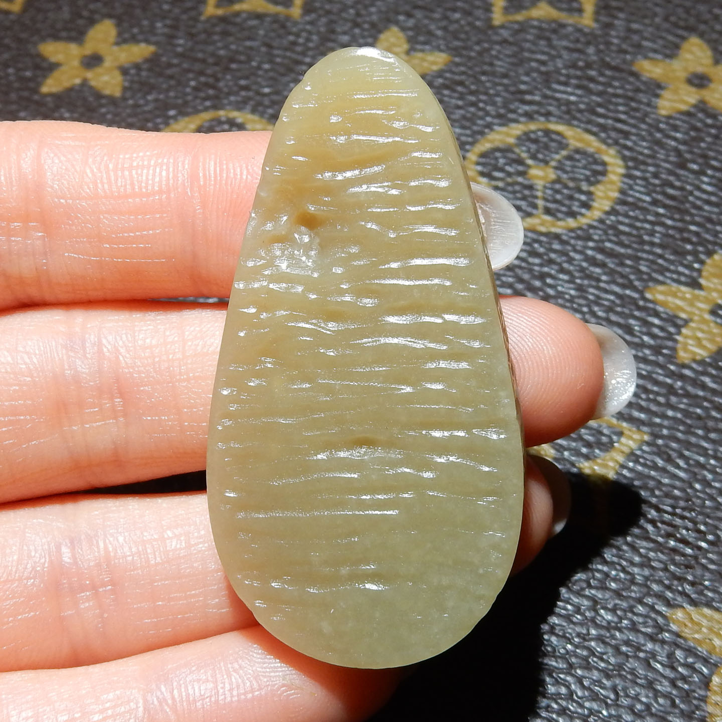 新疆和田玉留皮糖玉老光平安无事牌吊坠 油润细腻特色罕见