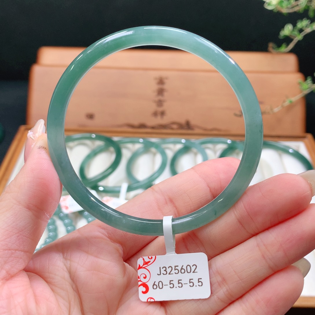 翡翠手镯未镶嵌天然