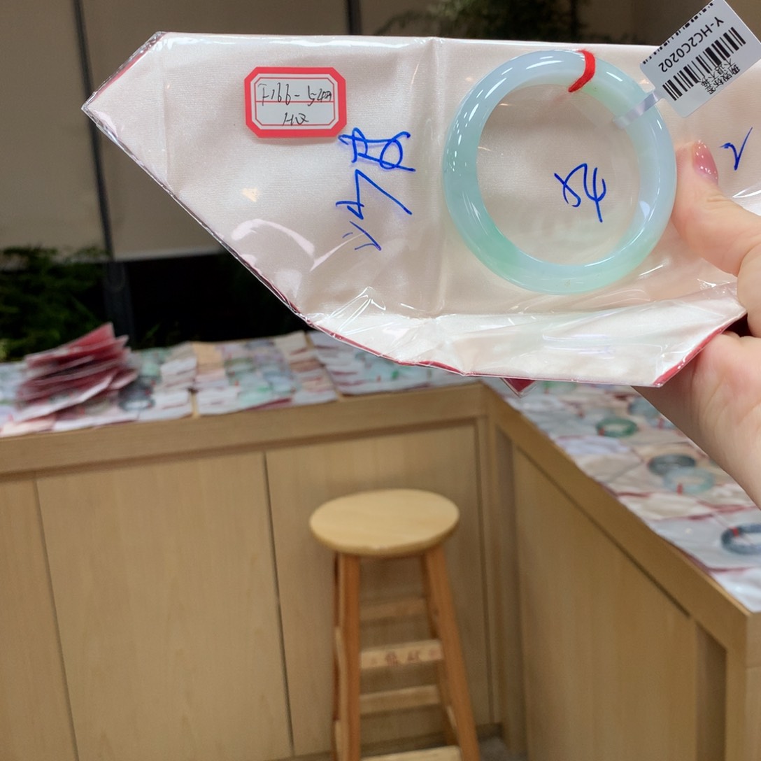 翡翠手镯未镶嵌不退不换