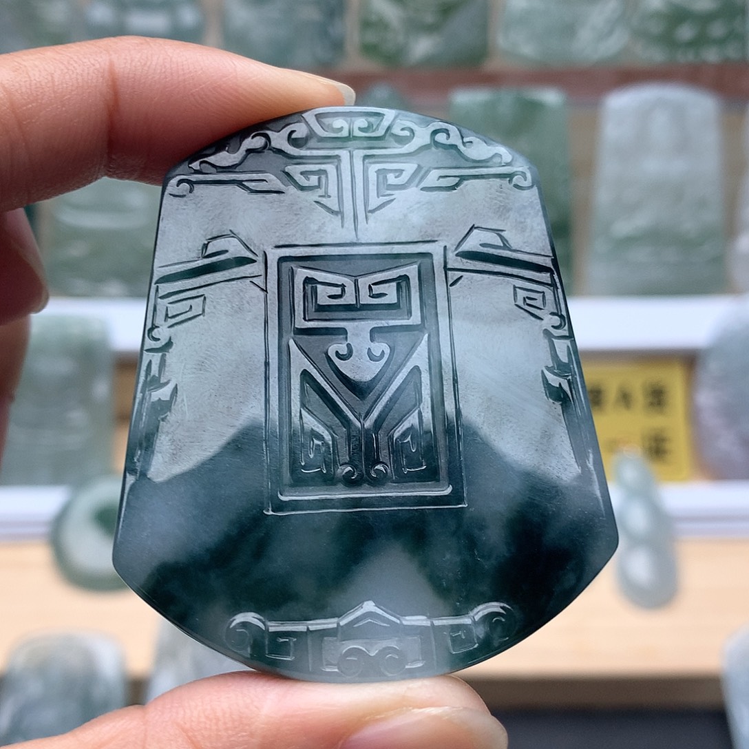 墨***。翡翠未镶嵌颈饰无事牌