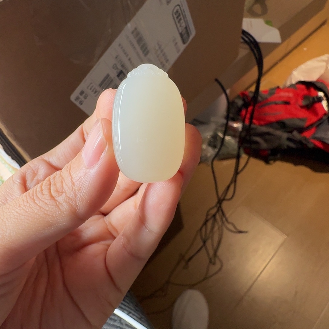和田玉颈饰未镶嵌懂***?