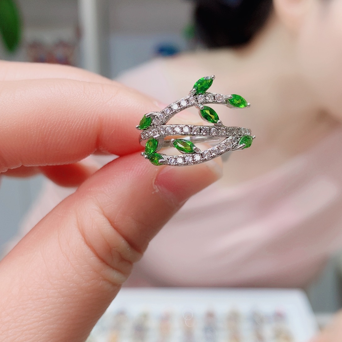 银S925镶嵌透辉石戒指