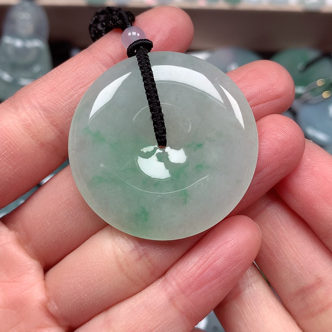 翡翠颈饰未镶嵌平安扣