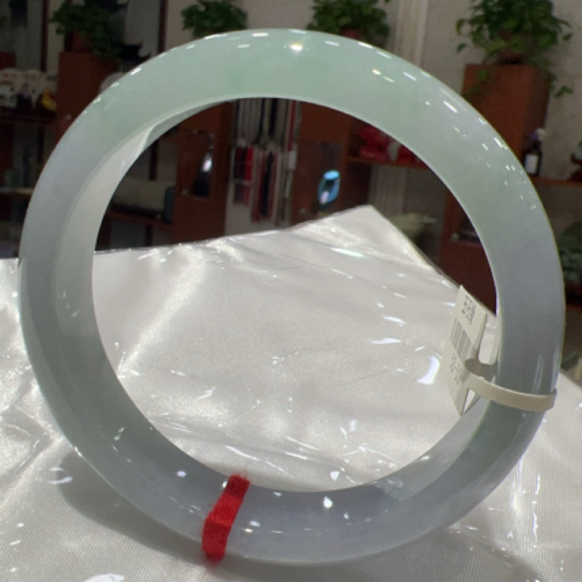 天然A货翡翠手镯，冰透水润。颜色漂亮，圈口58-59精美时尚