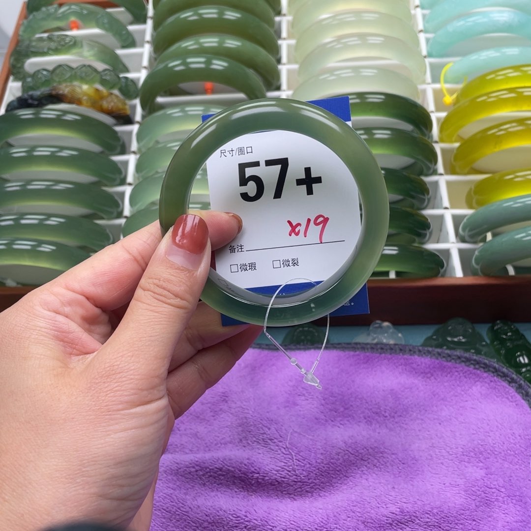 未镶嵌蛇纹石玉手镯逗****?