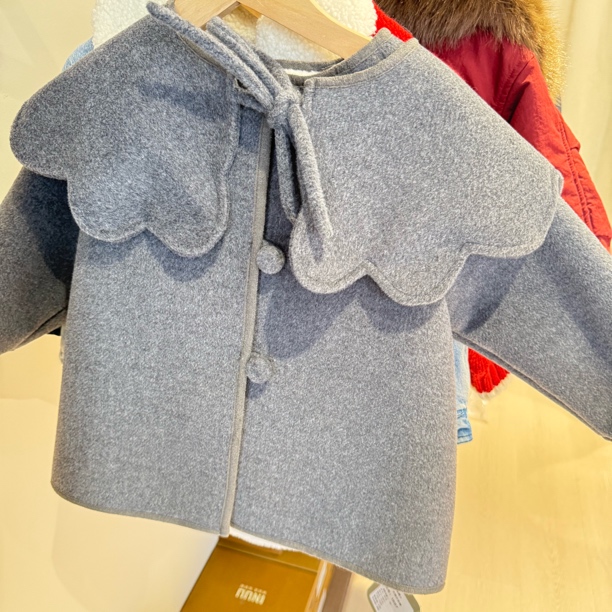 高级大翻领披肩呢子外套洋气女童毛呢大衣披肩可拆卸内里兔毛