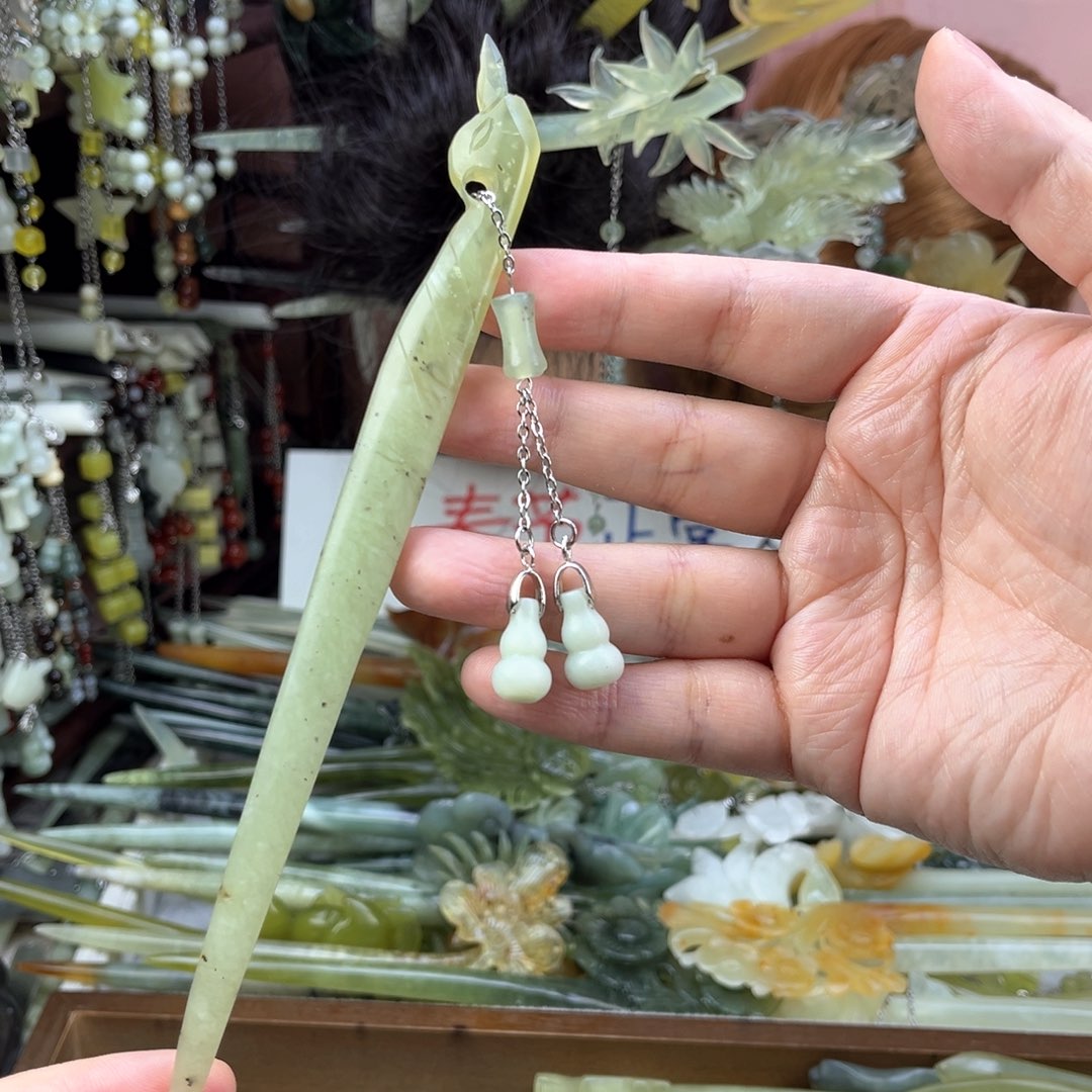 蛇纹石玉发饰未镶嵌双面雕工，长度19厘米左右