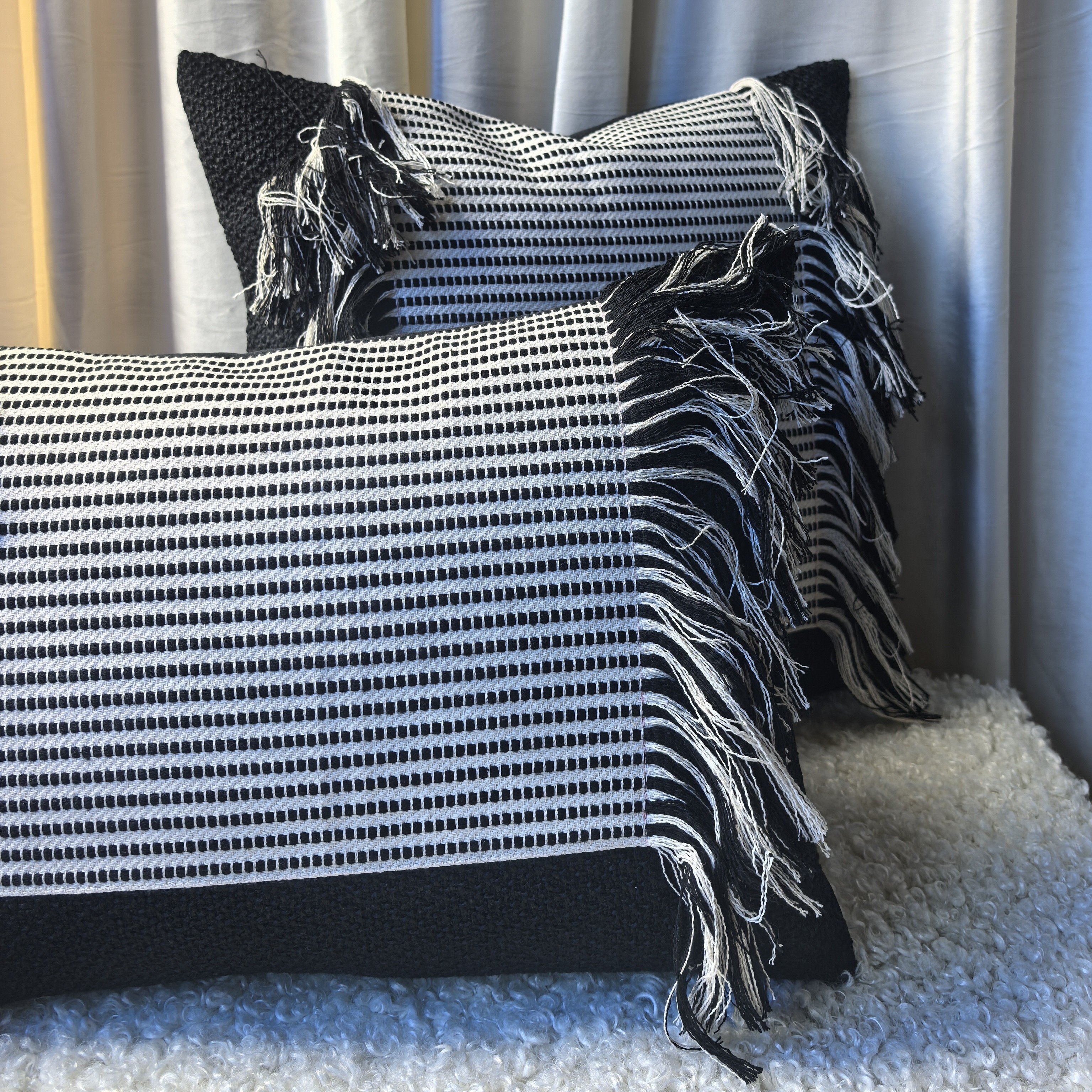 轻奢经典黑白拼接流苏样板间高级感腰枕靠垫