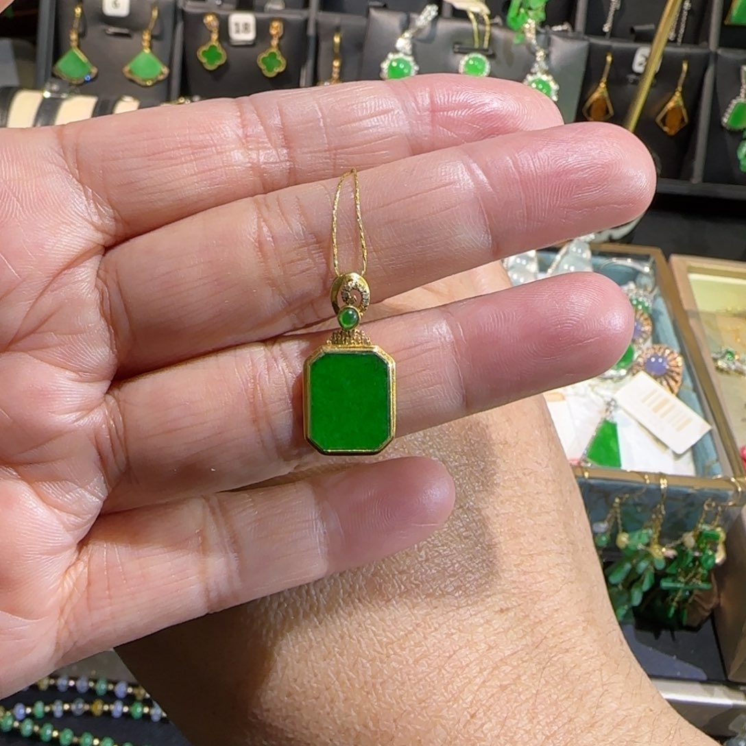 翡翠18K金镶嵌颈饰吊坠